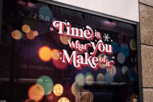 Schaufenster mit Aufschrift: Time is what you make of it